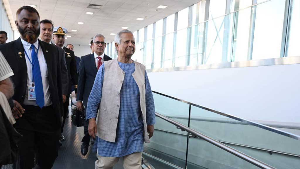 ইতালি সফর শেষে দেশে ফিরেছেন প্রধান উপদেষ্টা